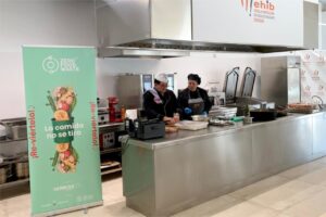 Chef y asistente en showcooking sobre cocina sostenible en Ibiza