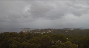 Vista de Ibiza con nubes oscuras y lluvia inminente.