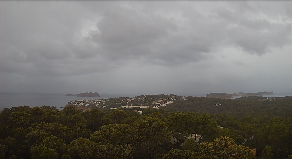 Vista de Ibiza con nubes oscuras y lluvia inminente.