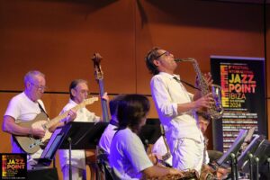 Músicos tocando jazz en un concierto en Ibiza