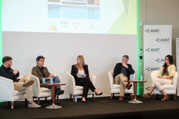 Panel de expertos discutiendo sobre turismo y sostenibilidad en Ibiza