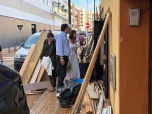 Conseller de empresa visitando negocios afectados por inundaciones en Ibiza