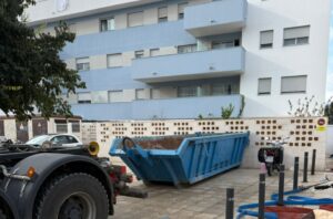 Contenedor tipo bañera para recoger enseres voluminosos en Ibiza