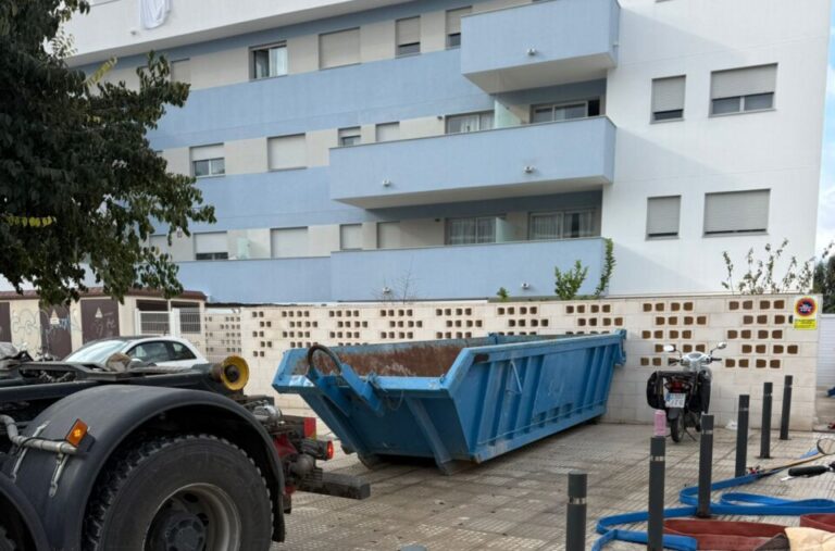 Contenedor tipo bañera para recoger enseres voluminosos en Ibiza