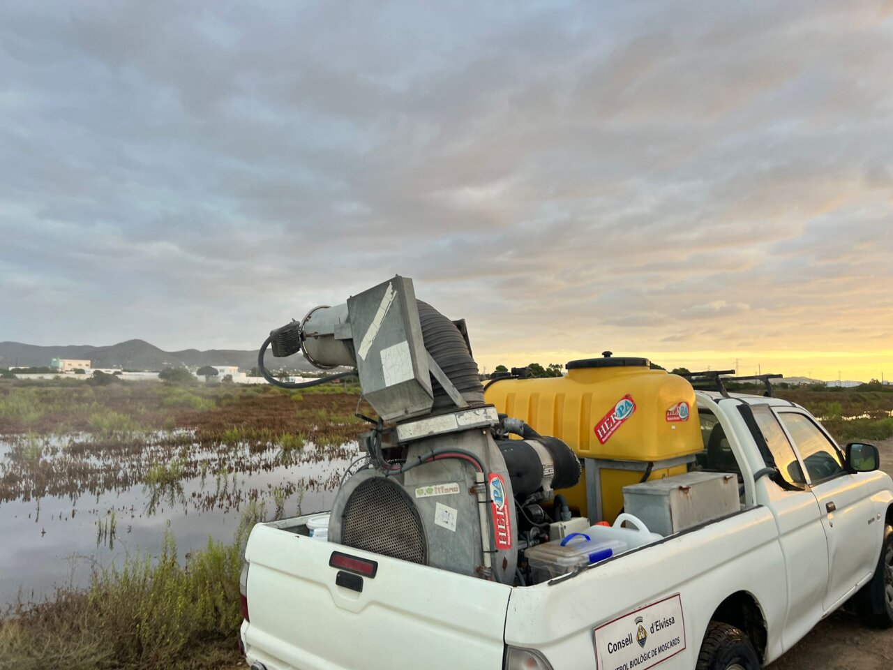 Vehículo del Consell de Ibiza aplicando tratamiento biológico contra mosquitos
