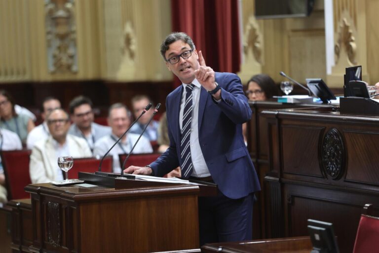 Antoni Costa hablando en el Parlament sobre universidades privadas en Baleares
