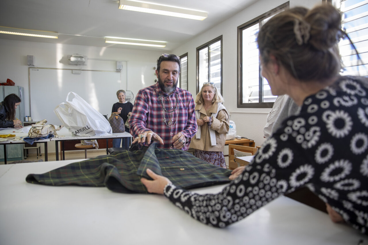 Participantes en un taller de patronaje y confección en Eivissa