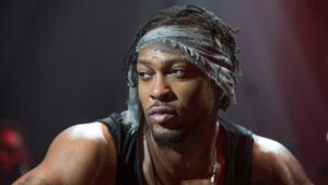 D'Angelo, cantante de soul, en un momento de actuación intensa.