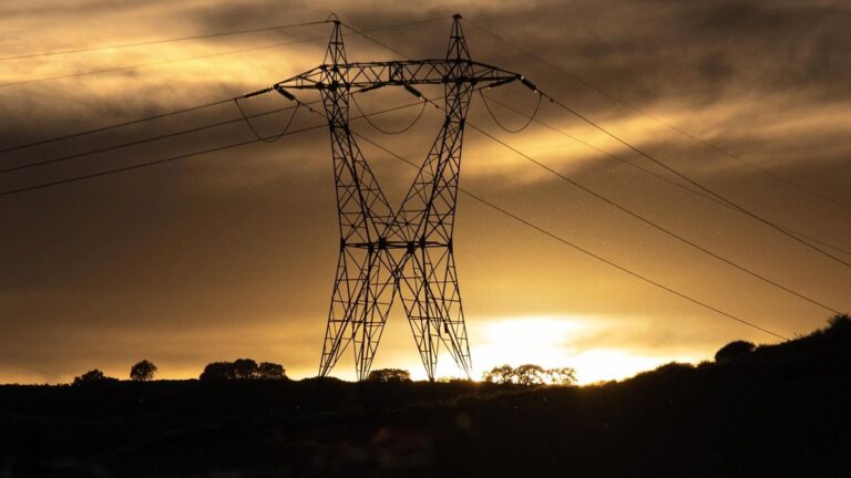 Torre de alta tensión eléctrica