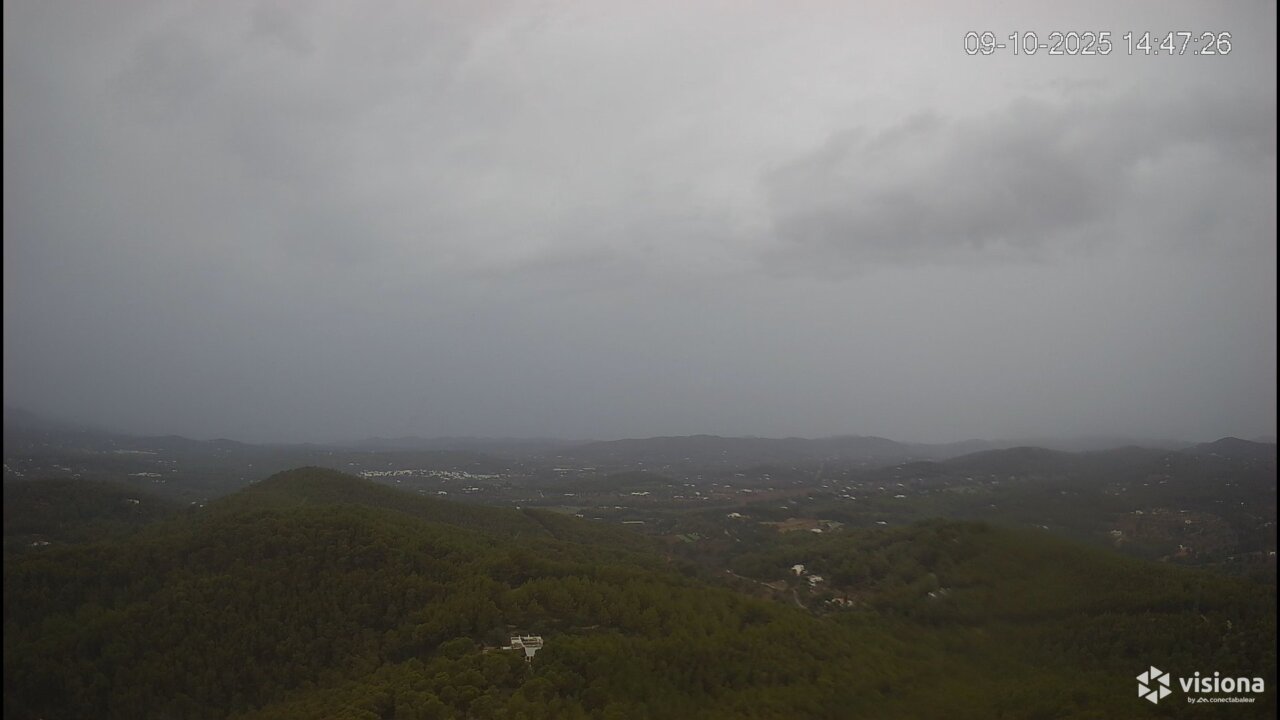 Vista panorámica de Ibiza durante la DANA Alice con cielo nublado