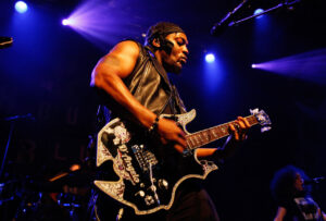 D’Angelo tocando la guitarra en un concierto en vivo