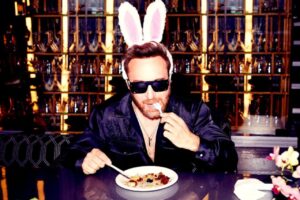 David Guetta comiendo en un restaurante con orejas de conejo