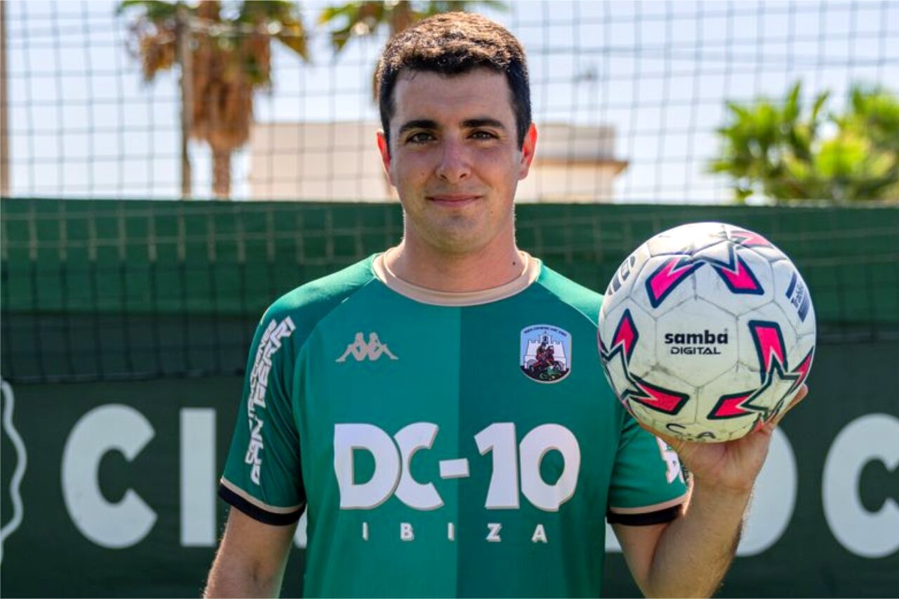 Jugador sosteniendo un balón con la camiseta de DC10 y la Penya Esportiva Sant Jordi
