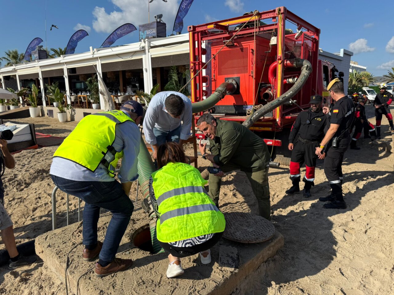 Intervención de salvamento en la playa de Den Bossa