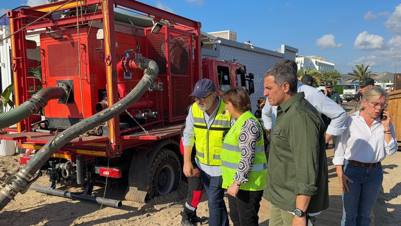Visita de autoridades a un camión de emergencia en Den Bossa