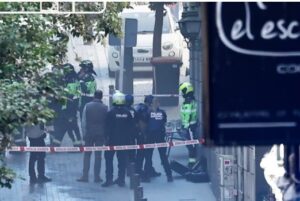 Bomberos y policías en la escena del derrumbe en Madrid