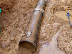 Tubería dañada en la obra de la desaladora de Santa Eulària