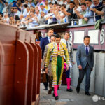 Dram&aacute;tico momento en la Feria de Oto&ntilde;o: Emilio de Justo sufre una dura cogida en Las Ventas y vuelve para cortar dos orejas