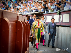 En la Feria de Otoño, Emilio de Justo vivió un dramático momento al ser cogido por un toro