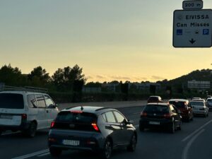 Tr&aacute;fico congestionado en la EI-20 rumbo al puerto de Ibiza.