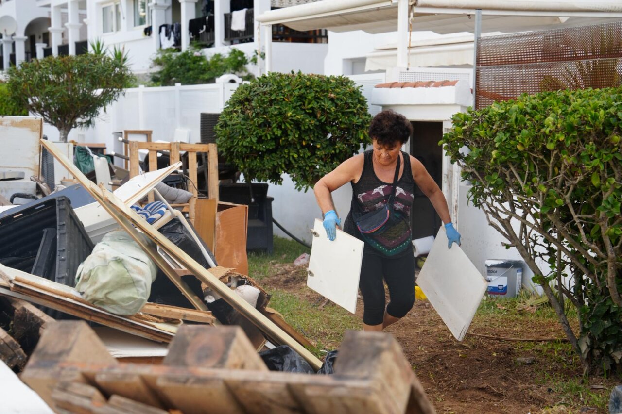 Voluntaria retirando enseres y residuos en Ibiza tras la tormenta