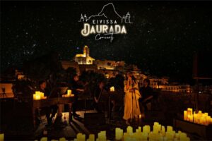 Concierto al aire libre en Eivissa bajo un cielo estrellado