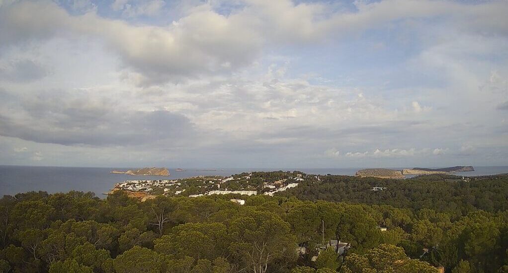 Vista panorámica de Ibiza con nubes y vegetación