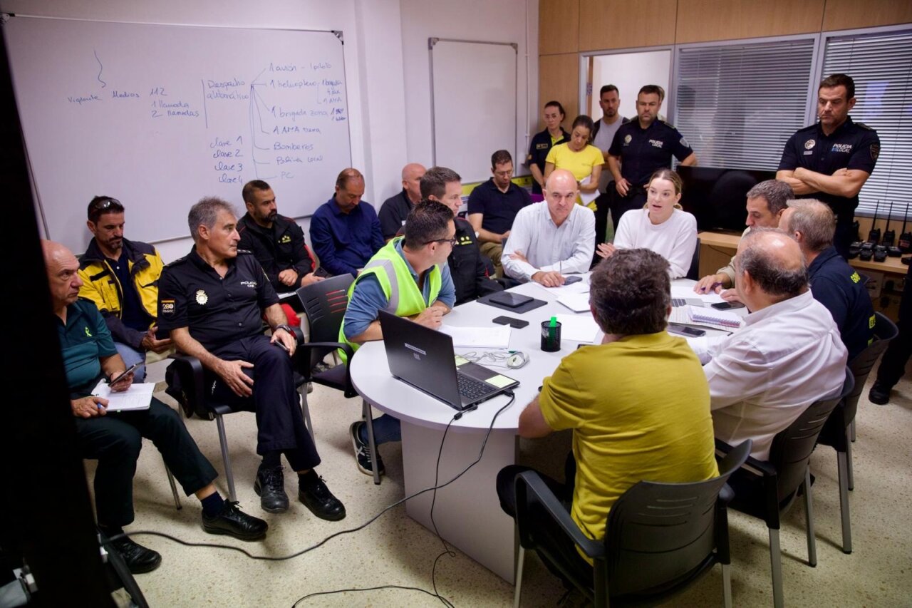 Reunión de emergencia con varios participantes en una sala
