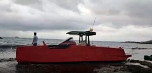 Lancha de lujo encallada en la costa de Ibiza tras persecución