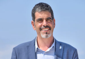 Eneko Goia sonriente durante un evento al aire libre