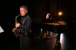 Músicos interpretando en un concierto de saxofón y piano en Can Ventosa