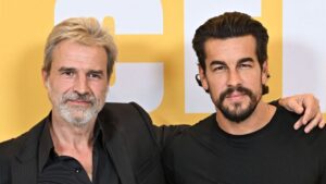 Alberto San Juan y Mario Casas posando juntos en un evento