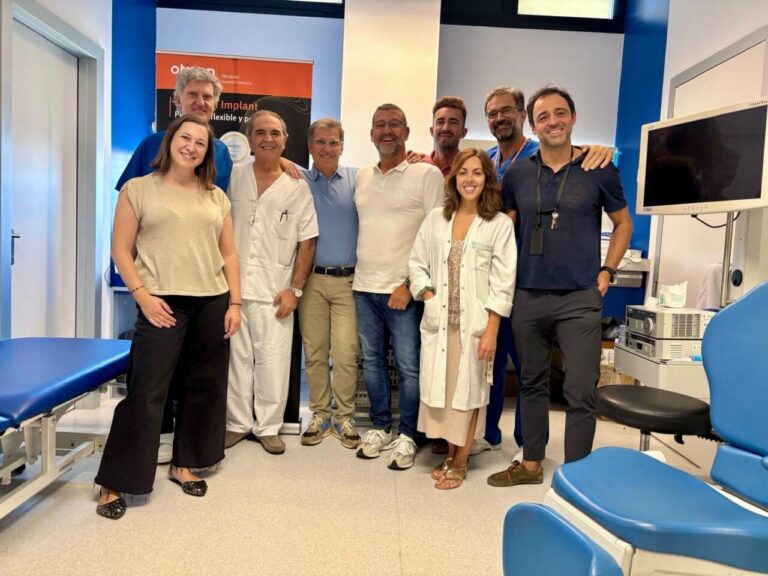 Equipo médico en el Hospital Can Misses tras un implante auditivo.