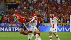 Jugadores de España y Georgia compiten en un partido de fútbol