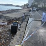 Vista de calles afectadas por inundaciones en Ibiza con trabajadores y vehículos