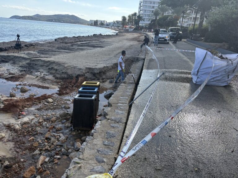 Vista de calles afectadas por inundaciones en Ibiza con trabajadores y vehículos