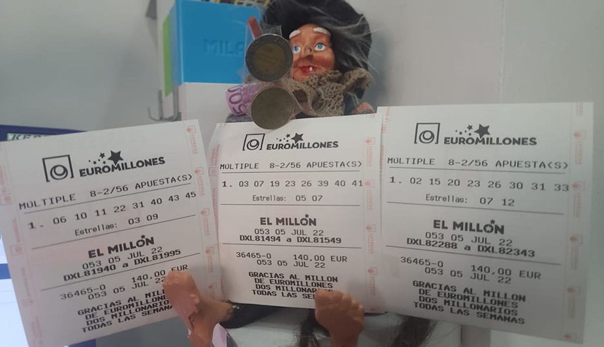Boletos de Euromillones con números ganadores y muñeca