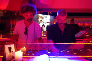 Dos DJs actuando en el evento Forever Alex en Nassau Beach Club