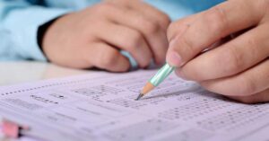Persona realizando un examen teórico de conducir con un lápiz