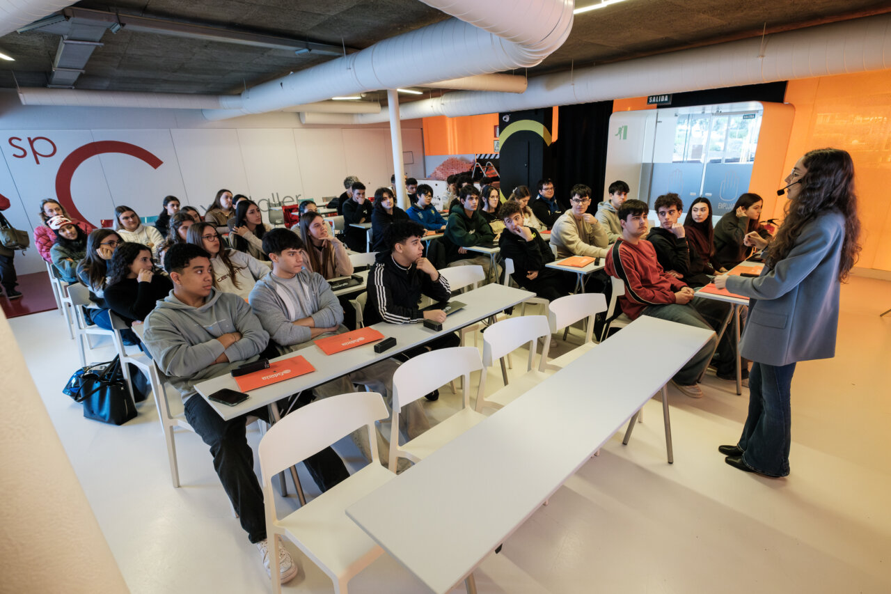 Estudiantes en una charla sobre el programa Futúria + Jove en Santa Eulària.