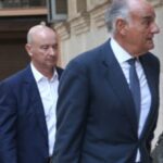 Jaume Ferrer y su abogado caminando juntos en la calle.