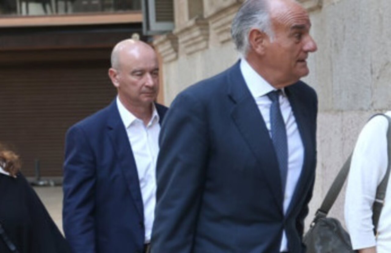 Jaume Ferrer y su abogado caminando juntos en la calle.