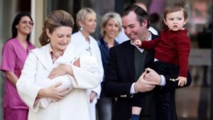 La nueva gran duquesa de Luxemburgo sostiene a su bebé mientras sonríe.