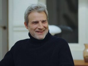 Alberto San Juan sonriendo durante una entrevista en La Revuelta