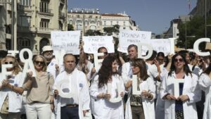 Protesta de médicos en España con pancartas durante la huelga.