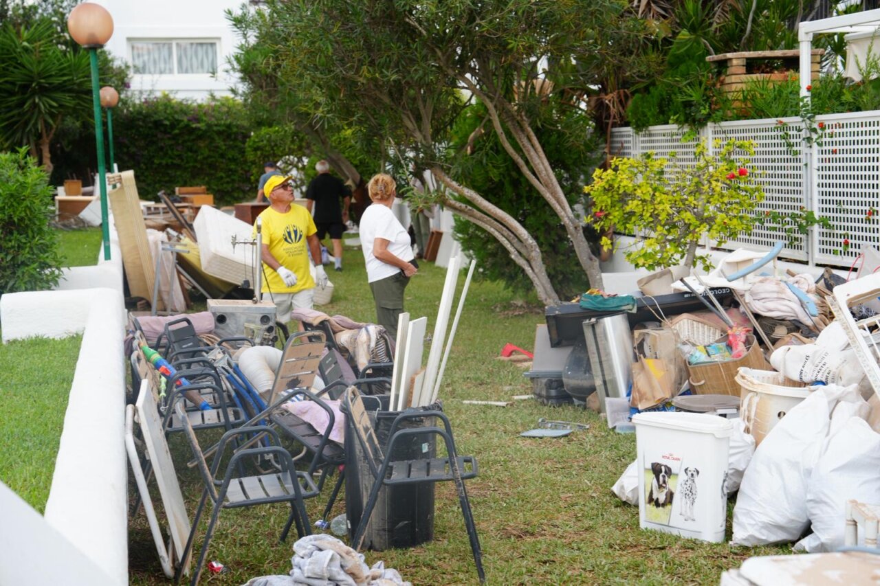 Voluntarios organizando residuos voluminosos en el Paseo Marítimo de Ibiza