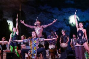 Actuación en el Festival Fantasia Art Pop Up en Ibiza con bailarines y músicos.