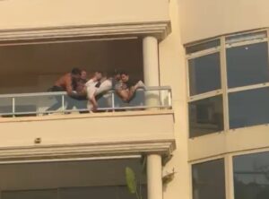 Intervención policial en un balcón durante una fiesta en Ibiza