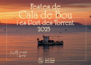 Puesta de sol en Cala de Bou con un barco pesquero