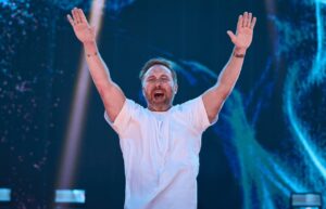 David Guetta actuando en una fiesta en Ibiza